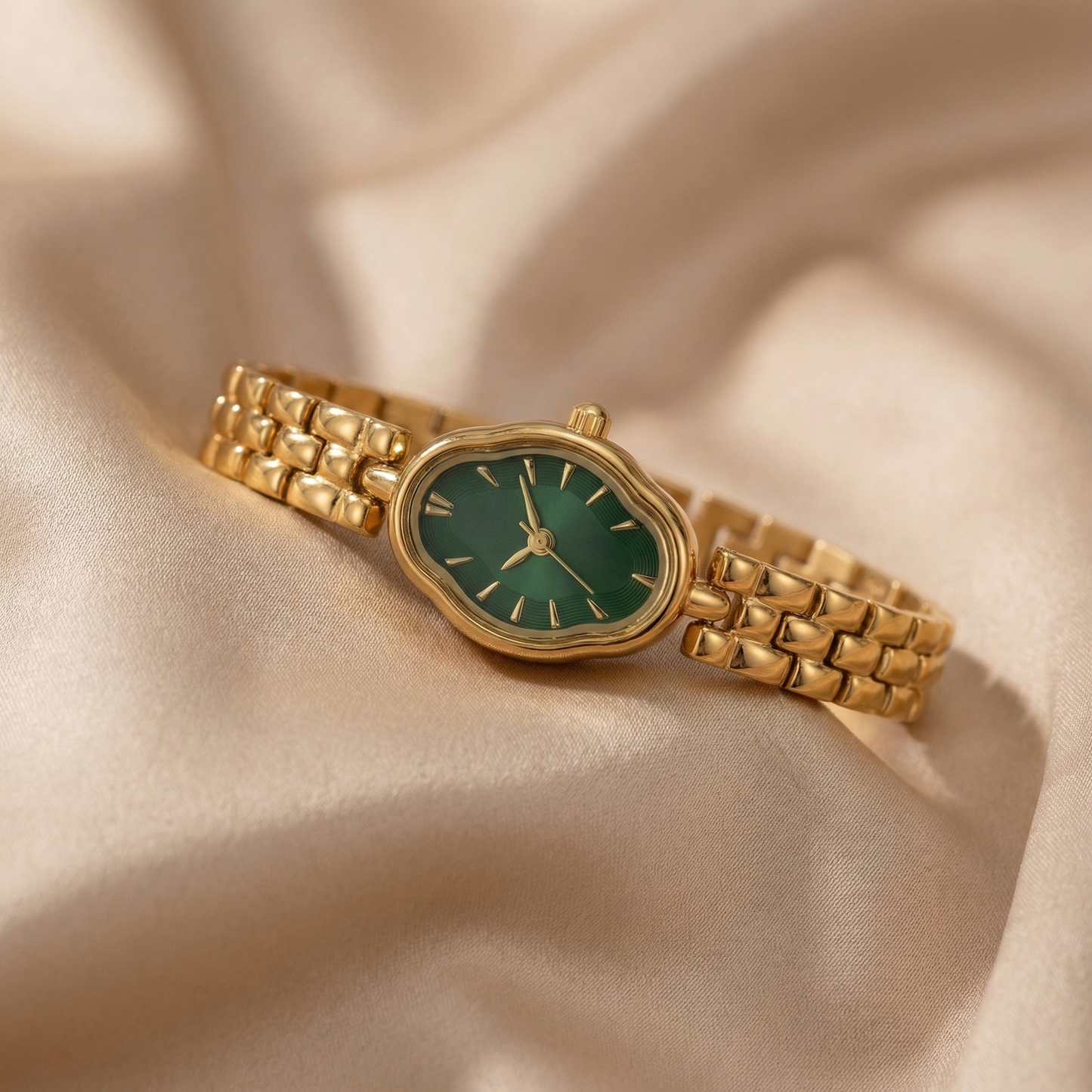 Elegant Clover Dial Gold Bracelet Watch for Women | Vintage-Inspired Petite Timepiece with Green or Champagne Dial