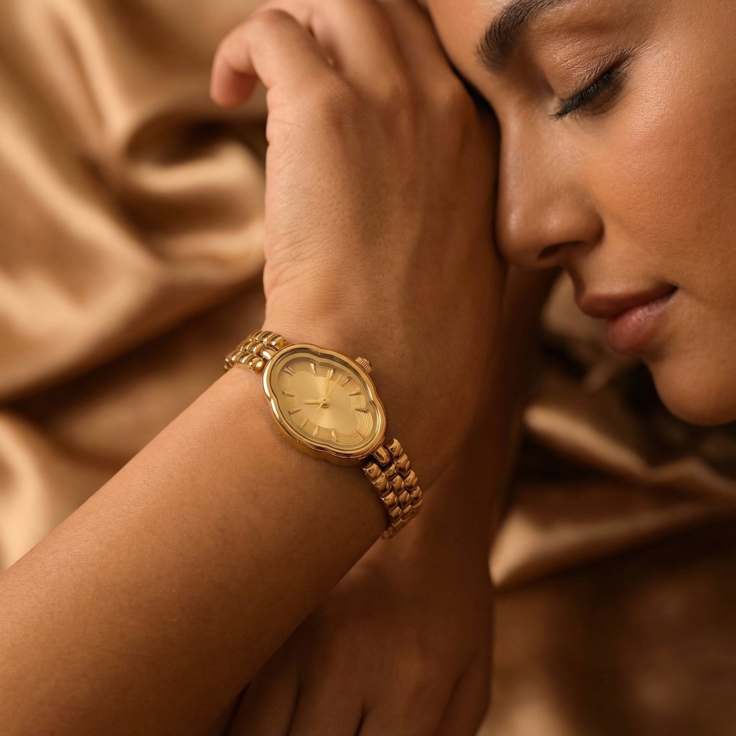 Elegant Clover Dial Gold Bracelet Watch for Women | Vintage-Inspired Petite Timepiece with Green or Champagne Dial
